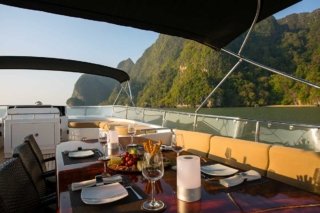bilgin-98-flybridge-dining-afternoon-Horizon-Yacht-Charters-phuket