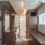 leopard-50-lower-deck-bathroom-Horizon-Yacht-Charters-phuket-feat2
