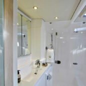 leopard-51-S-bathroom-Horizon-Yacht-Charters-phuket