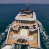 spacecat-under-power-stern-2-Horizon-Yacht-Charters-phuket